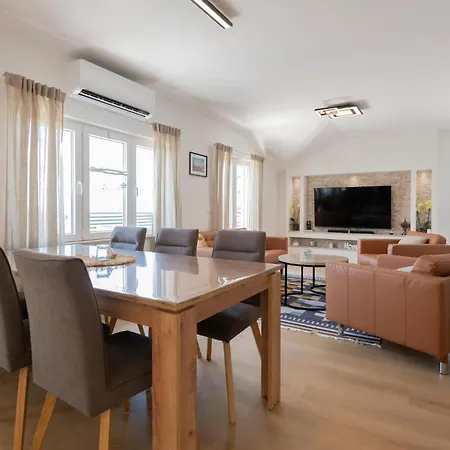 4 Bedroom Lovely In Hébergement de vacances *
