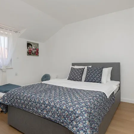 4 Bedroom Lovely In Imotski