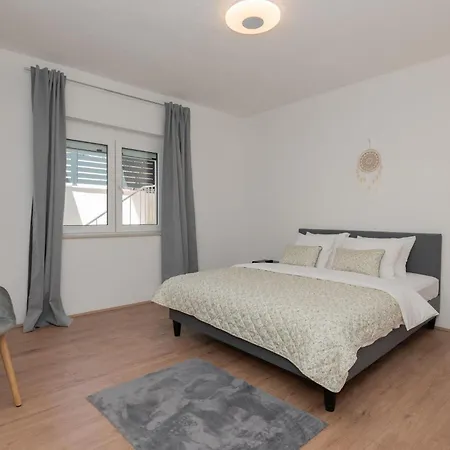 4 Bedroom Lovely In * Imotski
