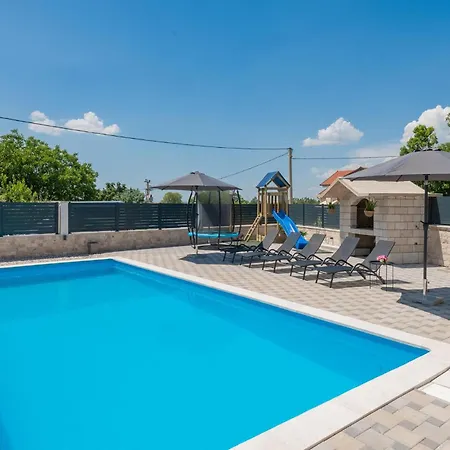 4 Bedroom Lovely In