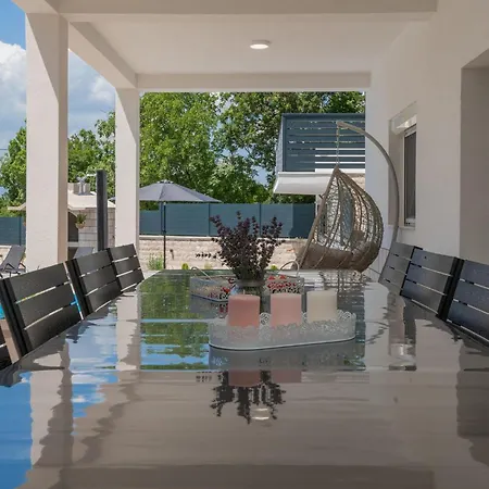 4 Bedroom Lovely In