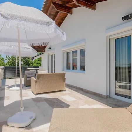 4 Bedroom Lovely In Hébergement de vacances *
